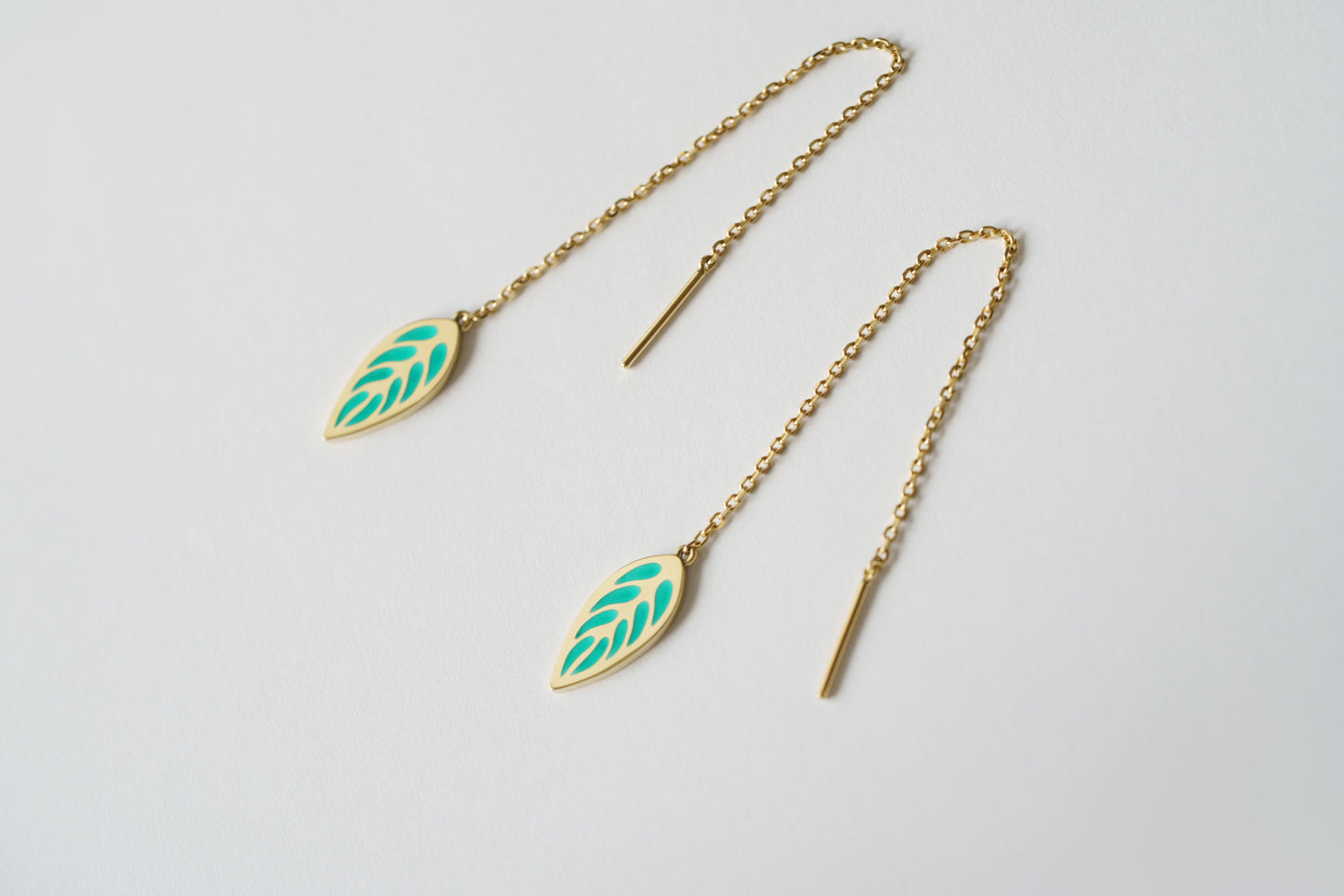 Сережки-протяжки «Індіанські листя» з емаллю (довжина ланцюжка 8 см)