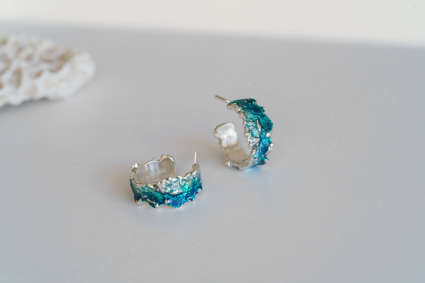 Сережки-конго «Хвиля» (6 мм/15 мм) смарагдові