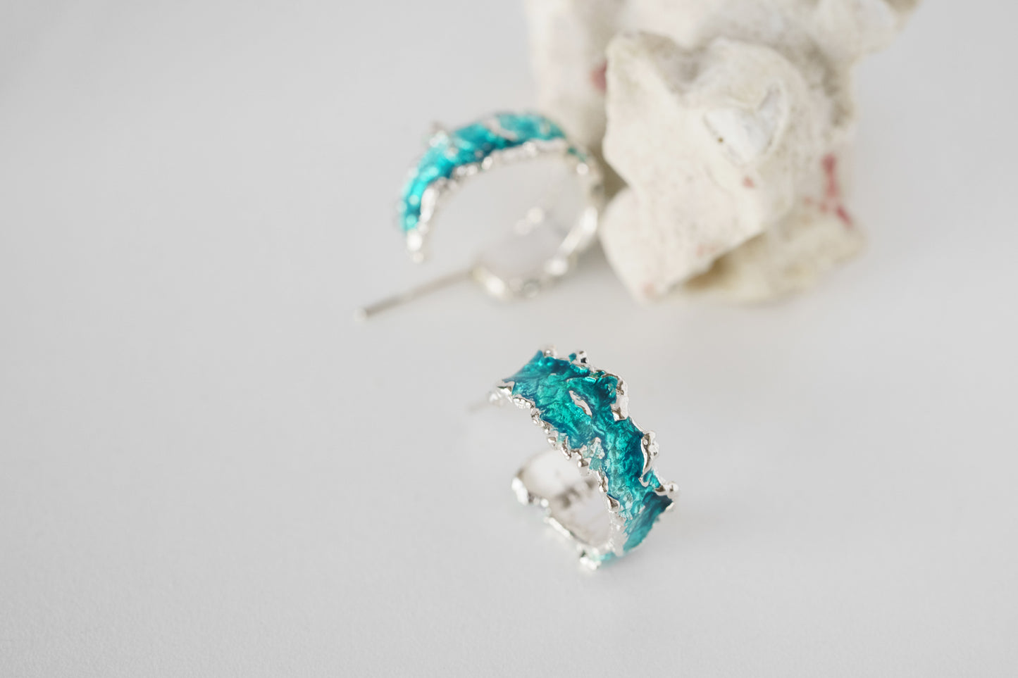 Сережки-конго «Хвиля» (6 мм/20 мм) смарагдові