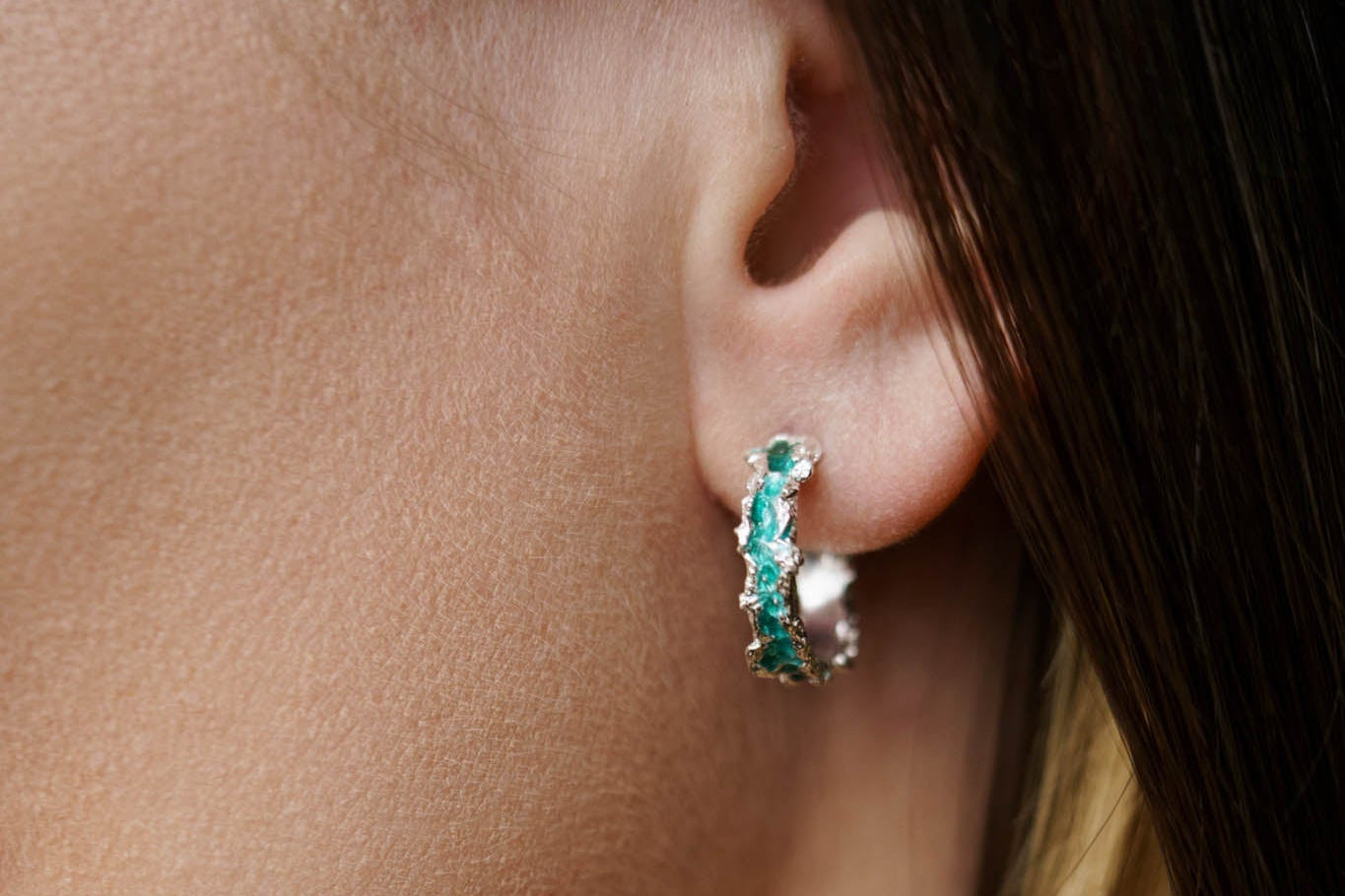 Сережки-конго «Хвиля» (4 мм/15 мм) смарагдові