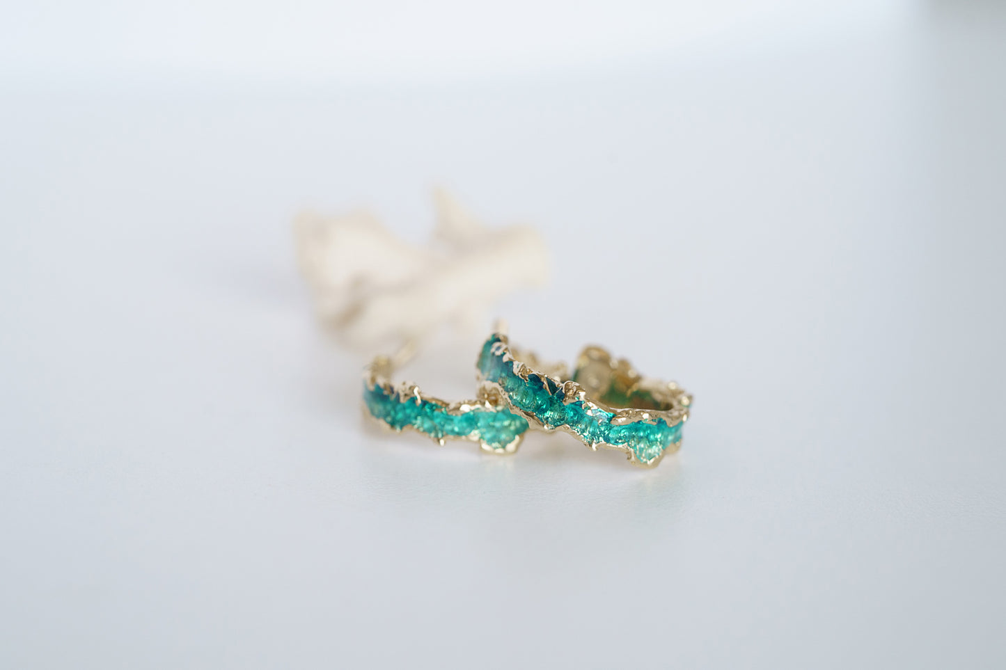 Сережки-конго «Хвиля» (4 мм/15 мм) смарагдові