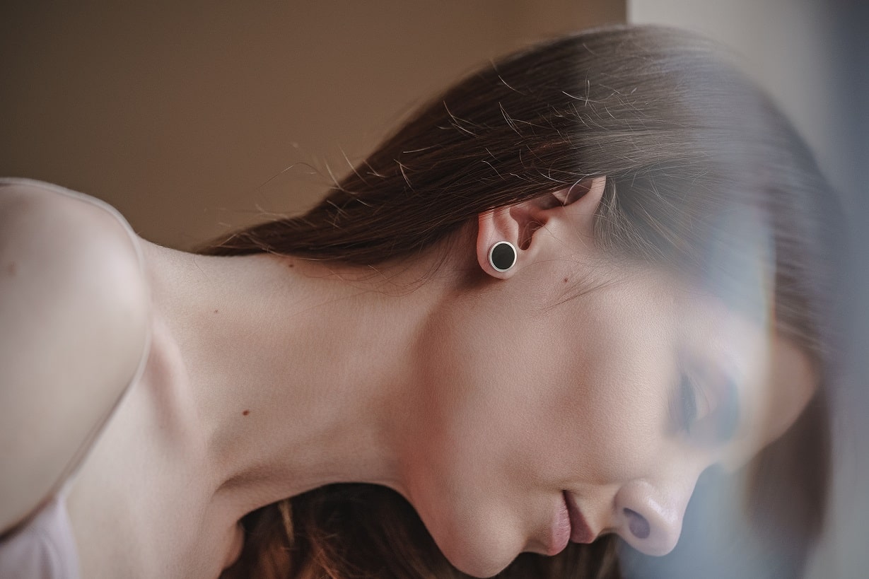 Сережки-пусети «Коло» (12 мм) з чорною емаллю