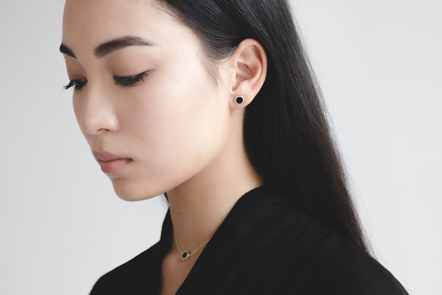 Сережки-пусети «Коло» (8 мм) з емаллю (різні кольори на вибір)