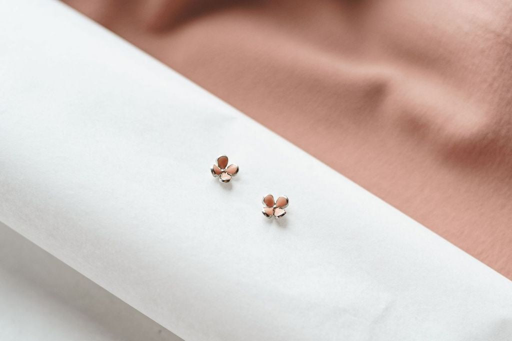 Сережки «Квітка» з емаллю (різні кольори на вибір)