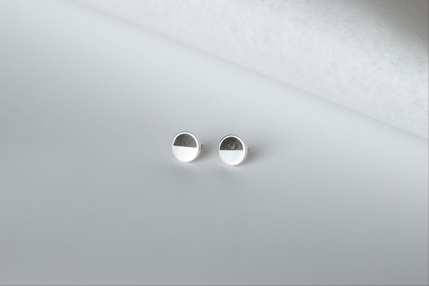 Сережки «На половину повний» (9 мм) коло з чорною емаллю