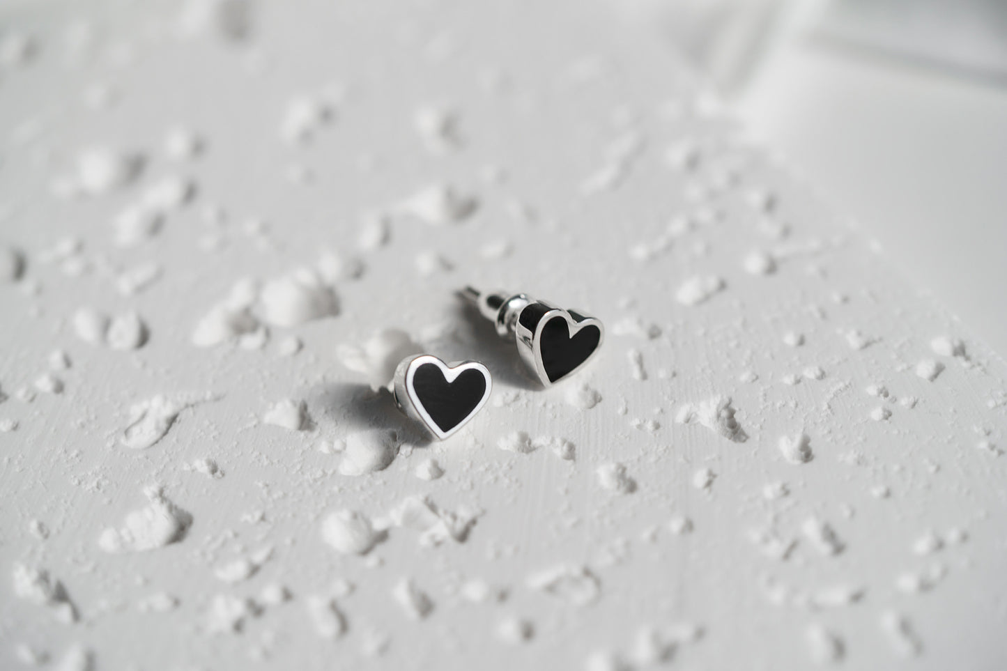 Сережки «Серце» з чорною емаллю