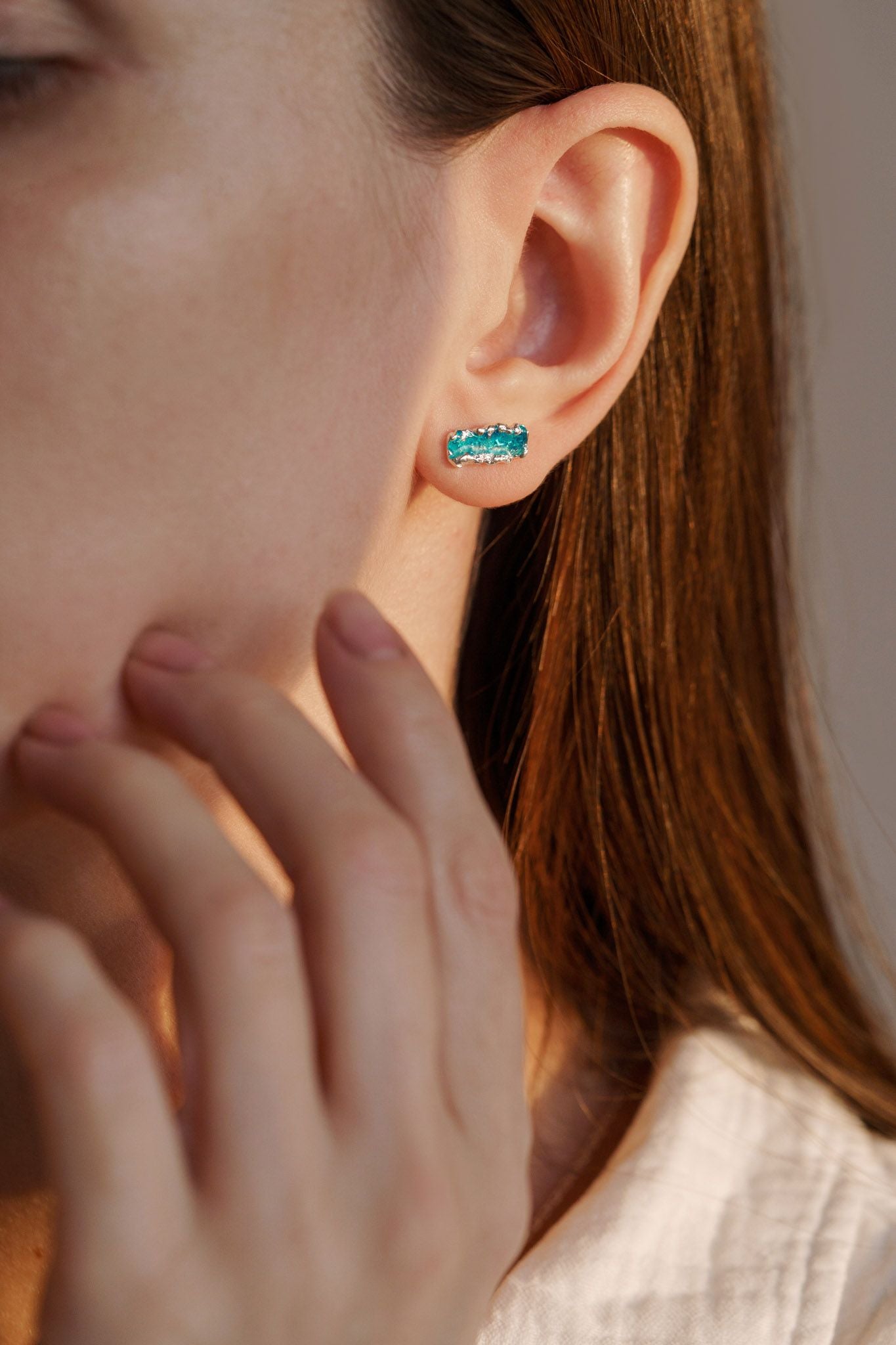 Сережки-пусети «Хвиля» (4х10 мм) смарагдові