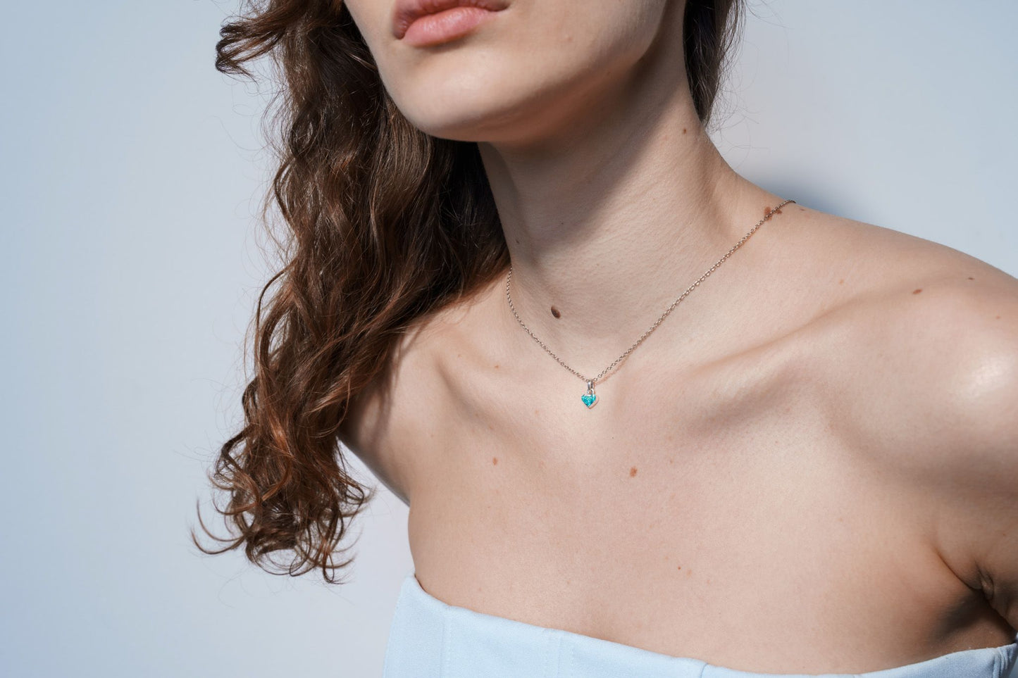 Кулон «Серце» рельєфний зі смарагдовою емаллю