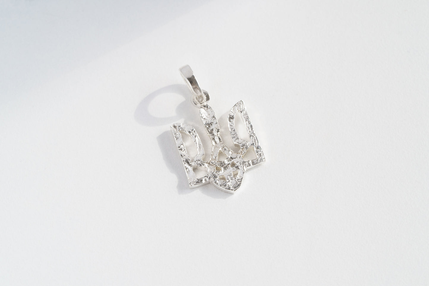 Кулон «Тризуб» рельєфний світлий