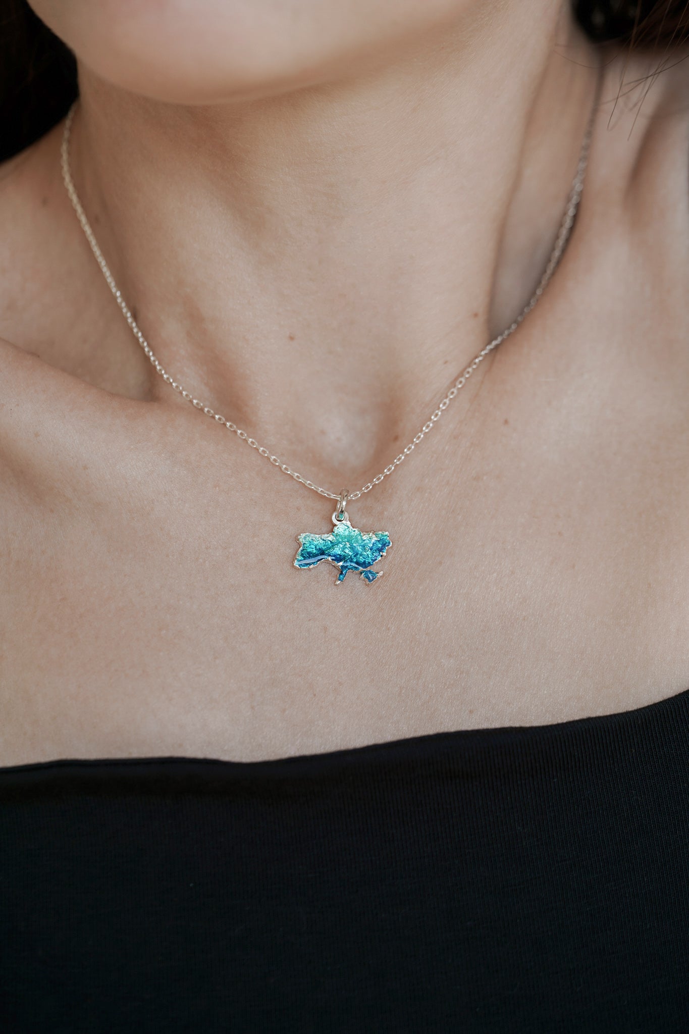 Кулон «Єдина» рельєфний зі смарагдовою емаллю