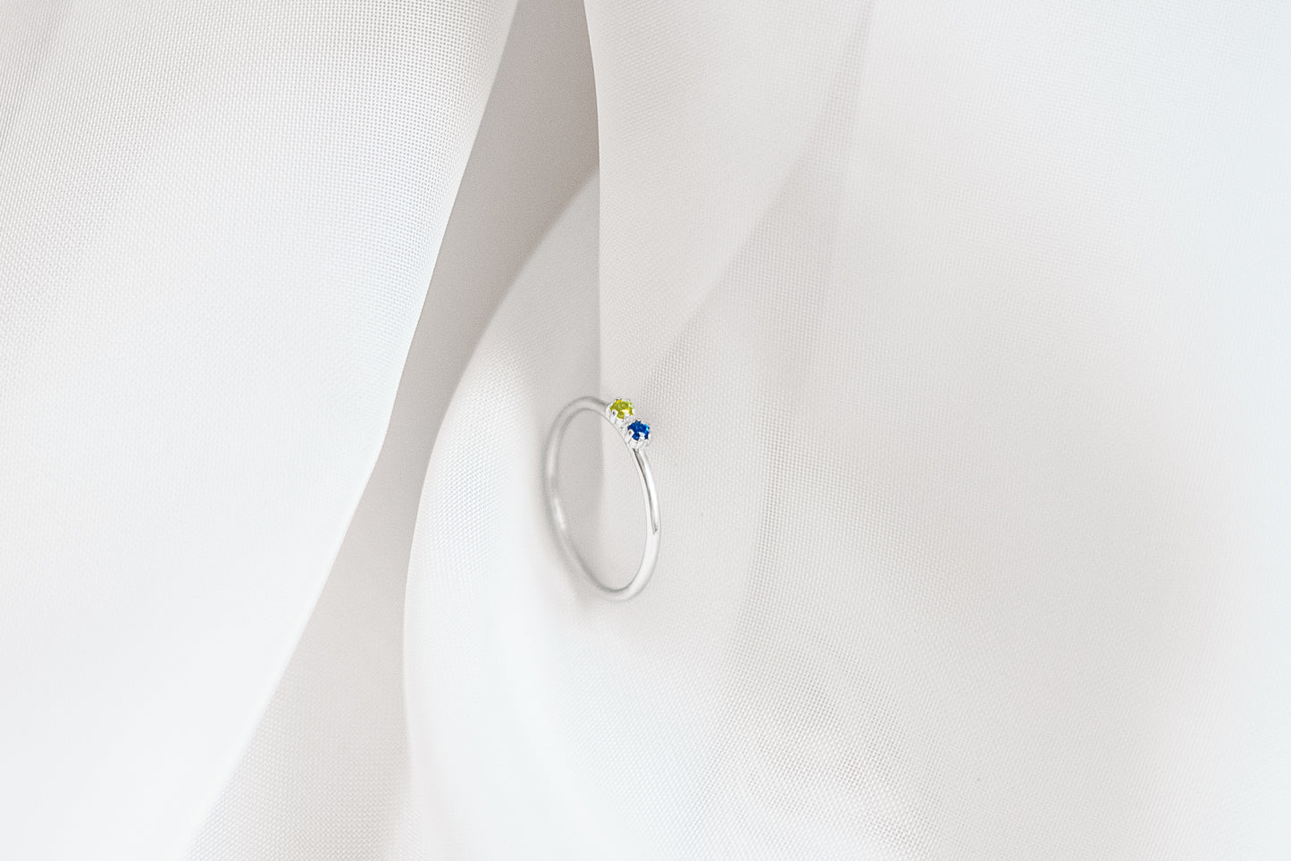 Каблучка «Витончена країна» (горизонтальне розташування камінців)