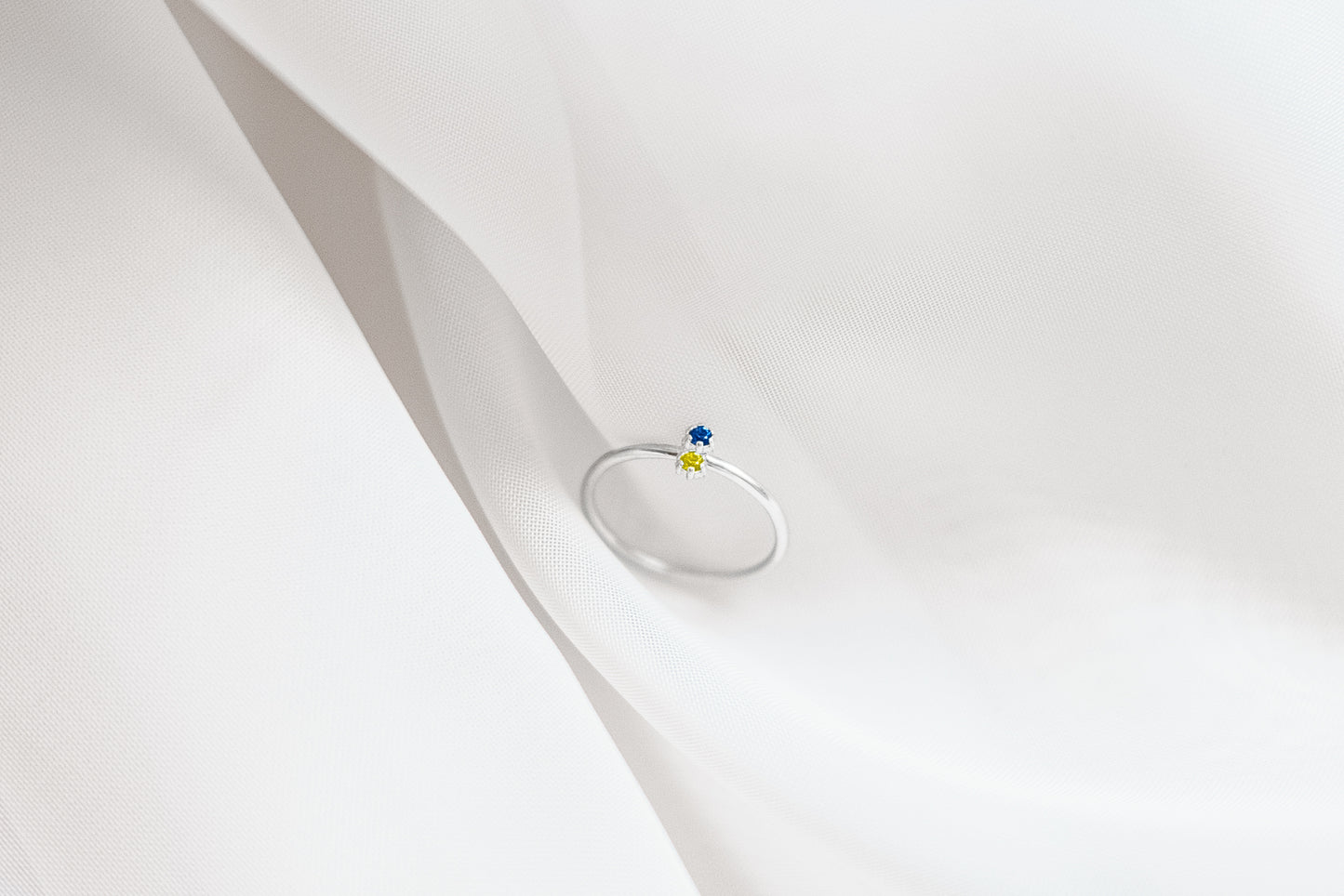 Каблучка «Витончена країна» (вертикальне розташування камінців)