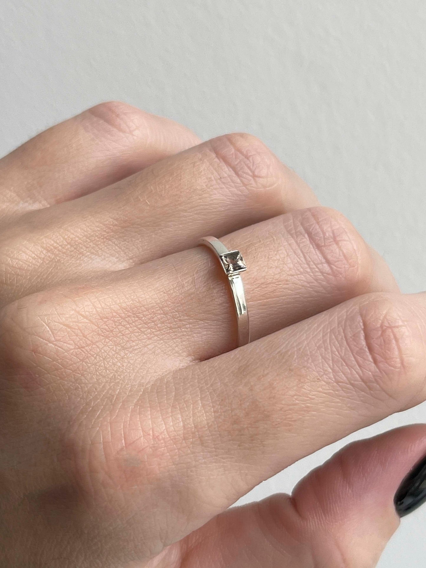 Каблучка «Принцип» (камінчик 4*4 мм)