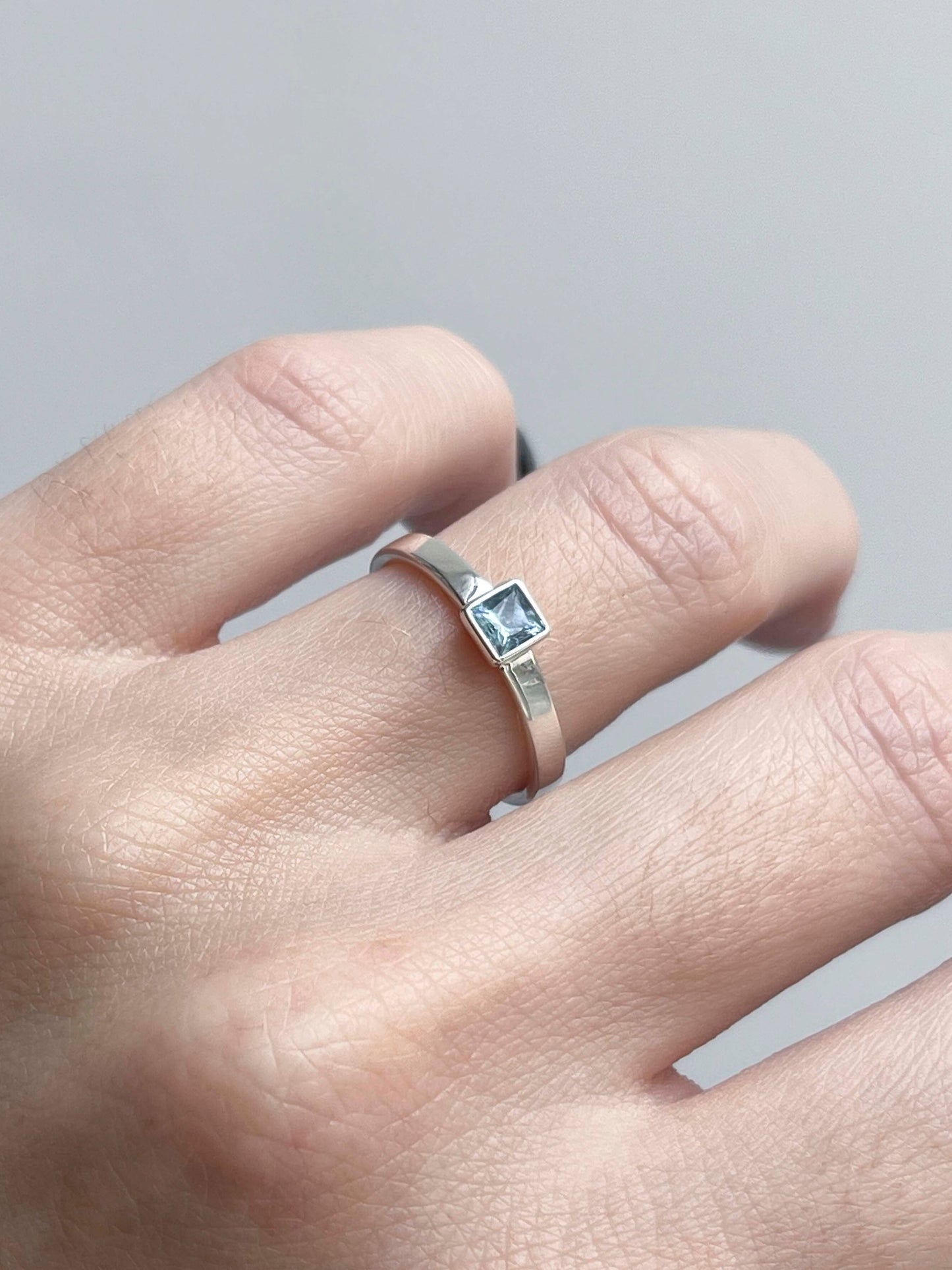 Каблучка «Принцип» (камінчик 4*4 мм)