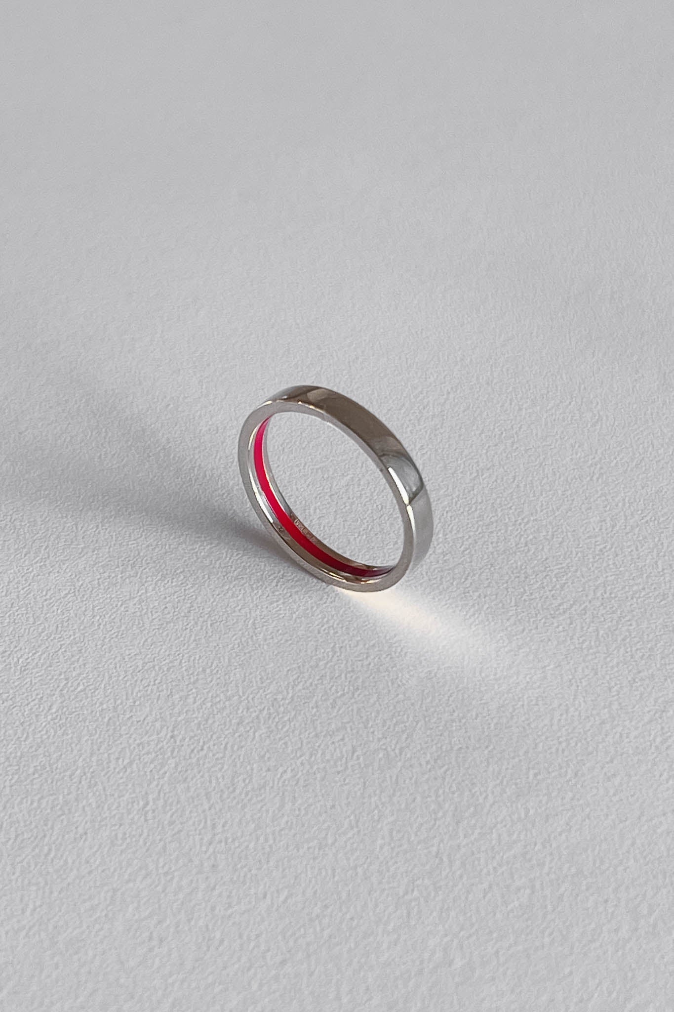 Каблучка «Таємна смуга» (3 мм) з червоною емаллю