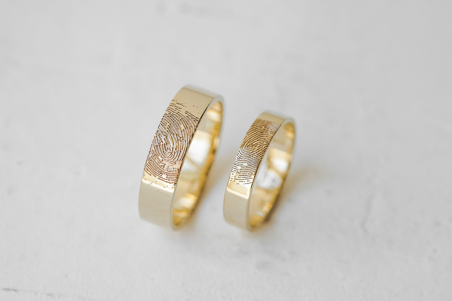 Обручка «Симпл» (4 мм) з індивідуальним відбитком зовні