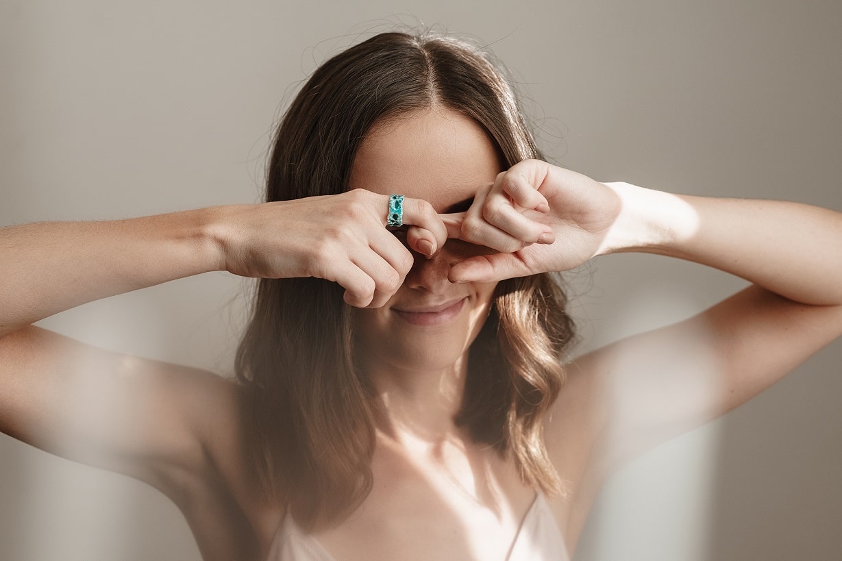 Каблучка «Шторм» смарагдова (10 мм) світла