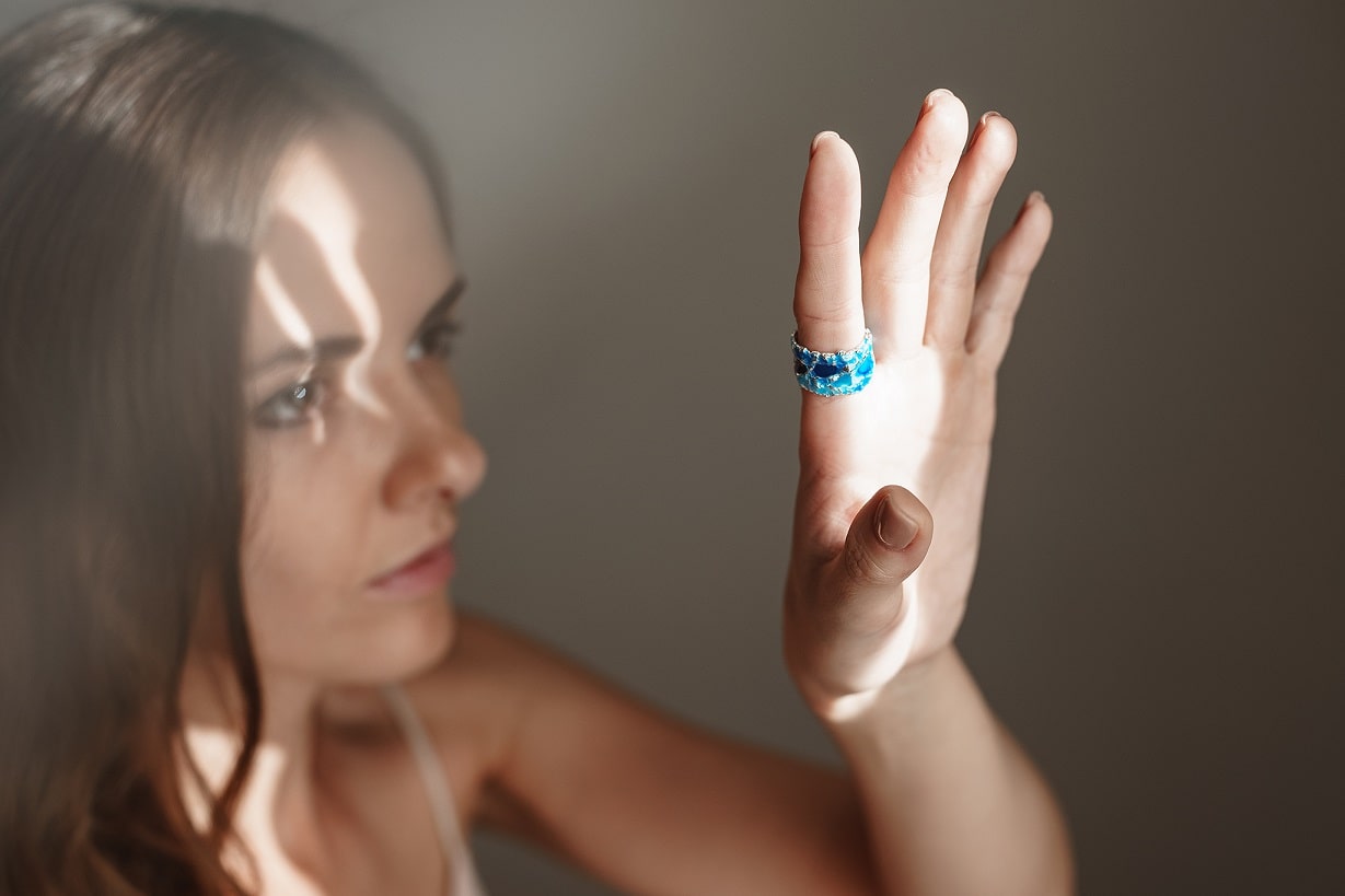 Каблучка «Шторм» синя (13 мм) світла