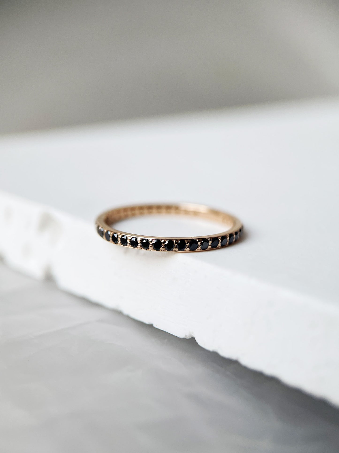 Каблучка «Нитка» (камінці по всій каблучці)