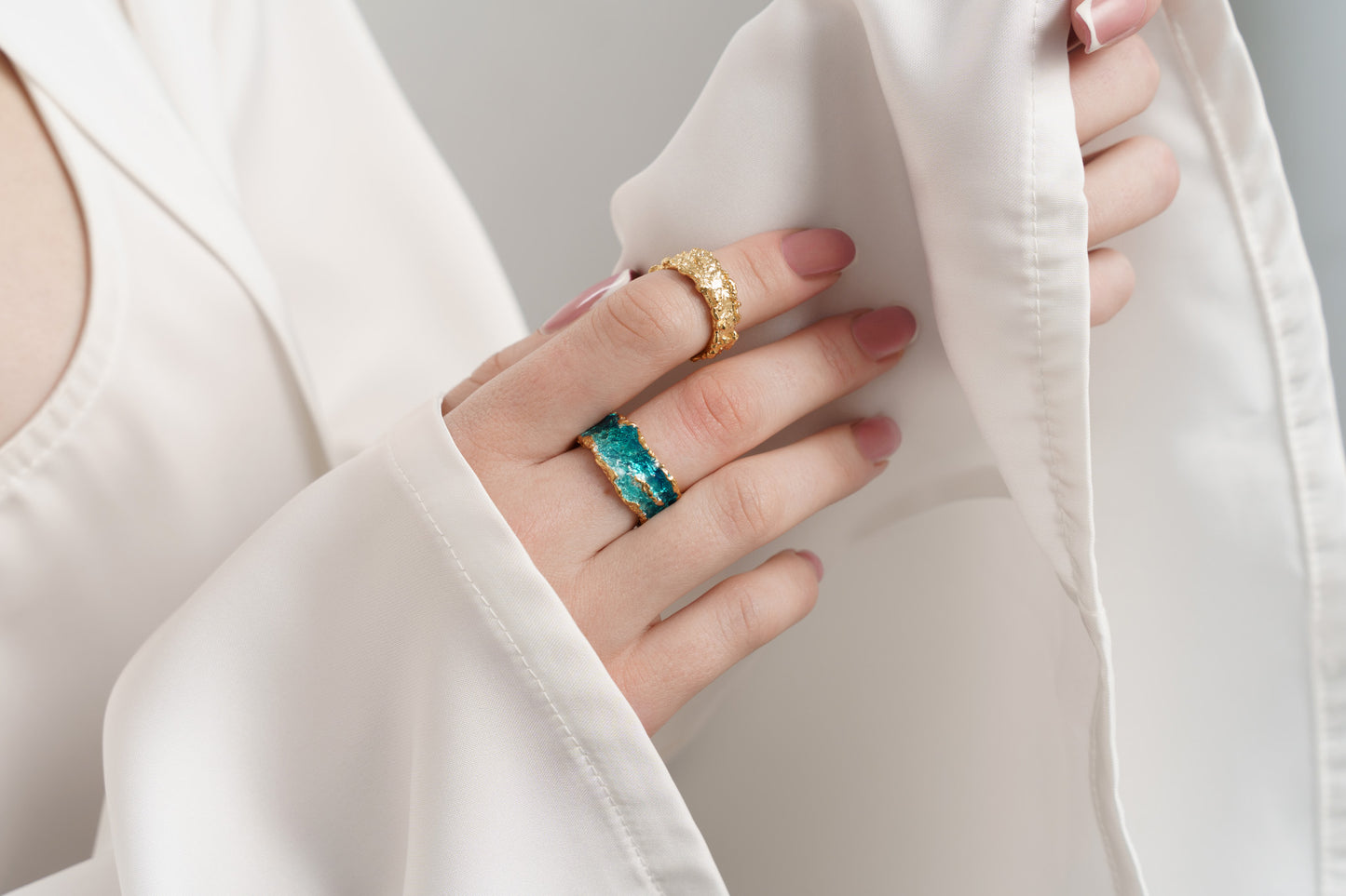 Каблучка «Хвиля» смарагдова (10 мм)