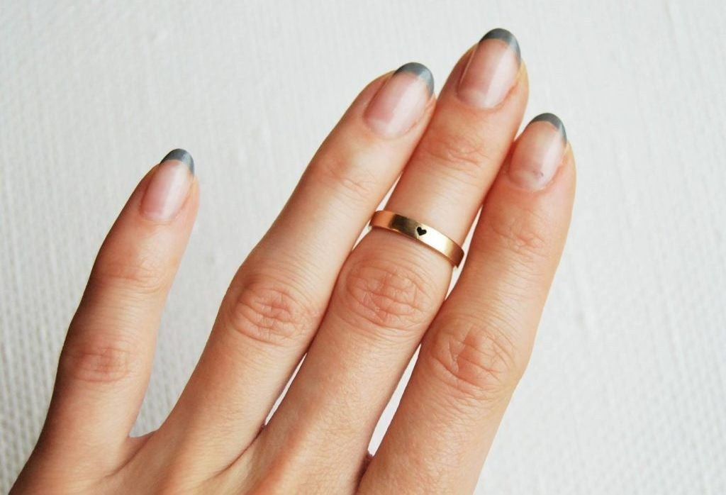 Каблучка «З любов'ю» (3 мм; чорне серце)