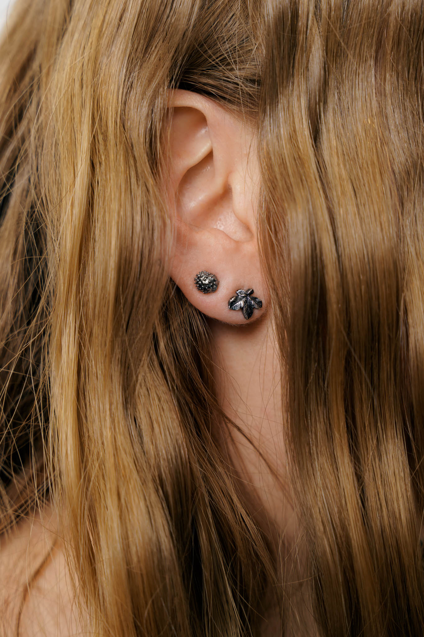 Комплект сережок «Горіх та лист каштану» (8 та 10 мм) з чорнінням