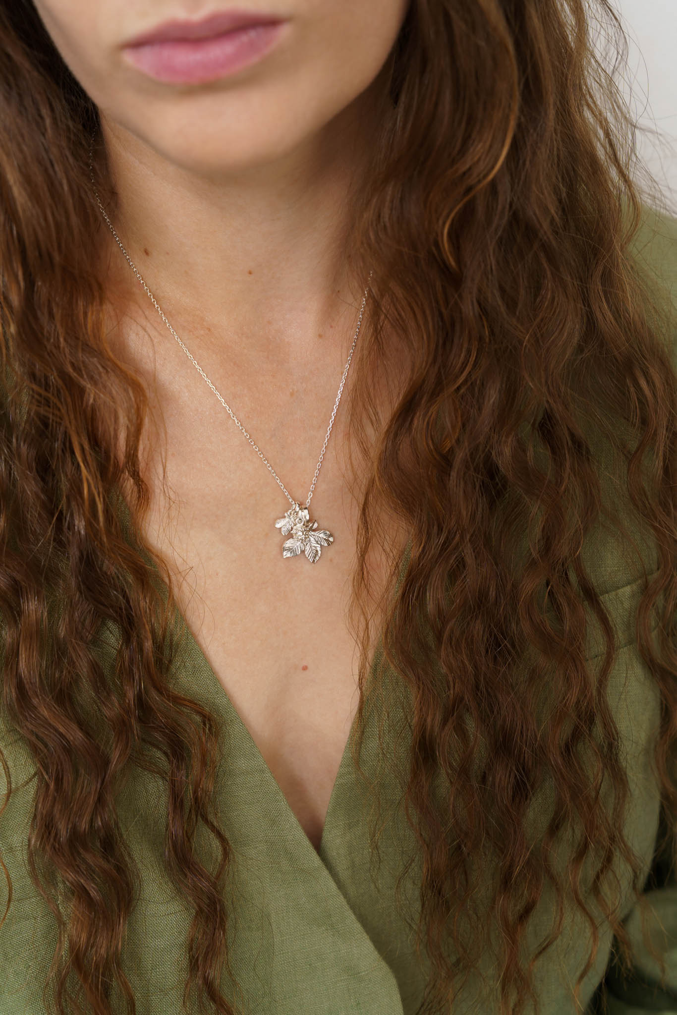 Сет кулонів «Горіх та листя каштану» (10 та 20 мм) світлі