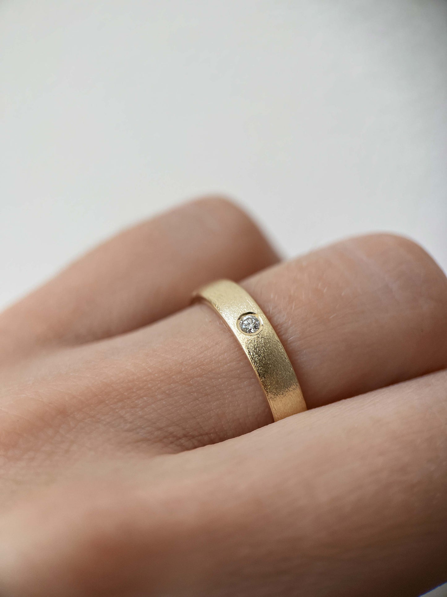 Обручка «Симпл» (3 мм) брашована заокруглена з камінцем