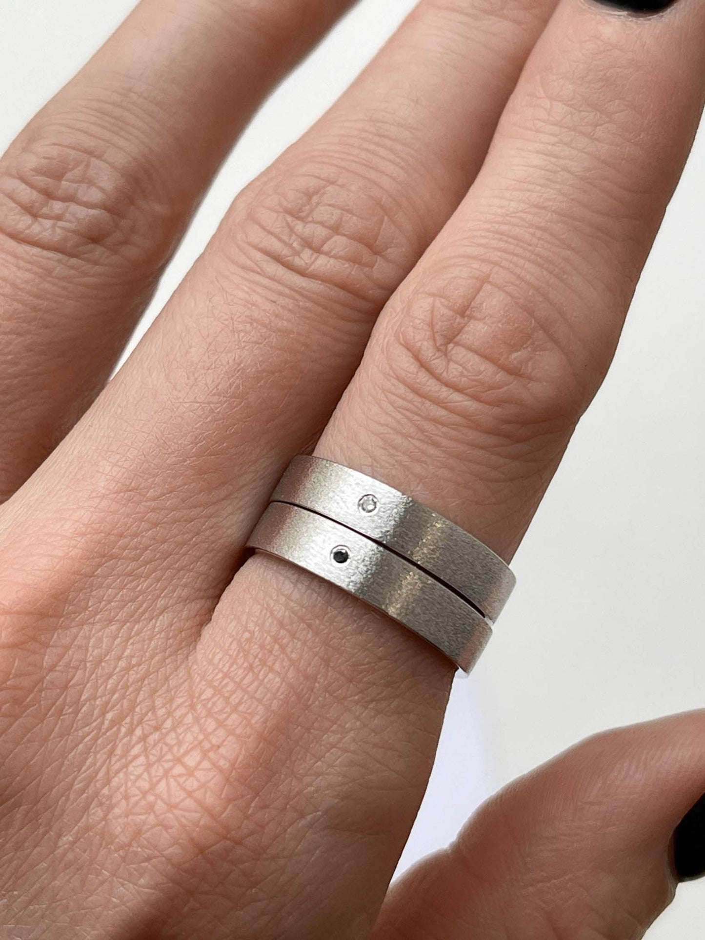 Обручка «Симпл» (4 мм) з прозорим камінчиком 1,3 мм