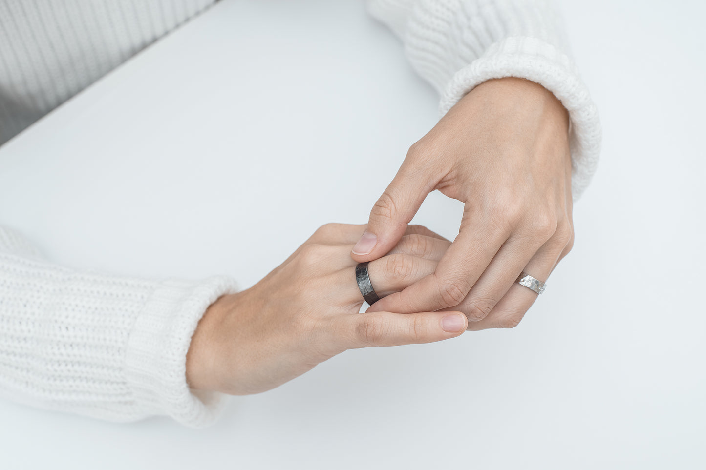 Обручка «Симпл лайн» кована з чорнінням (5 мм)