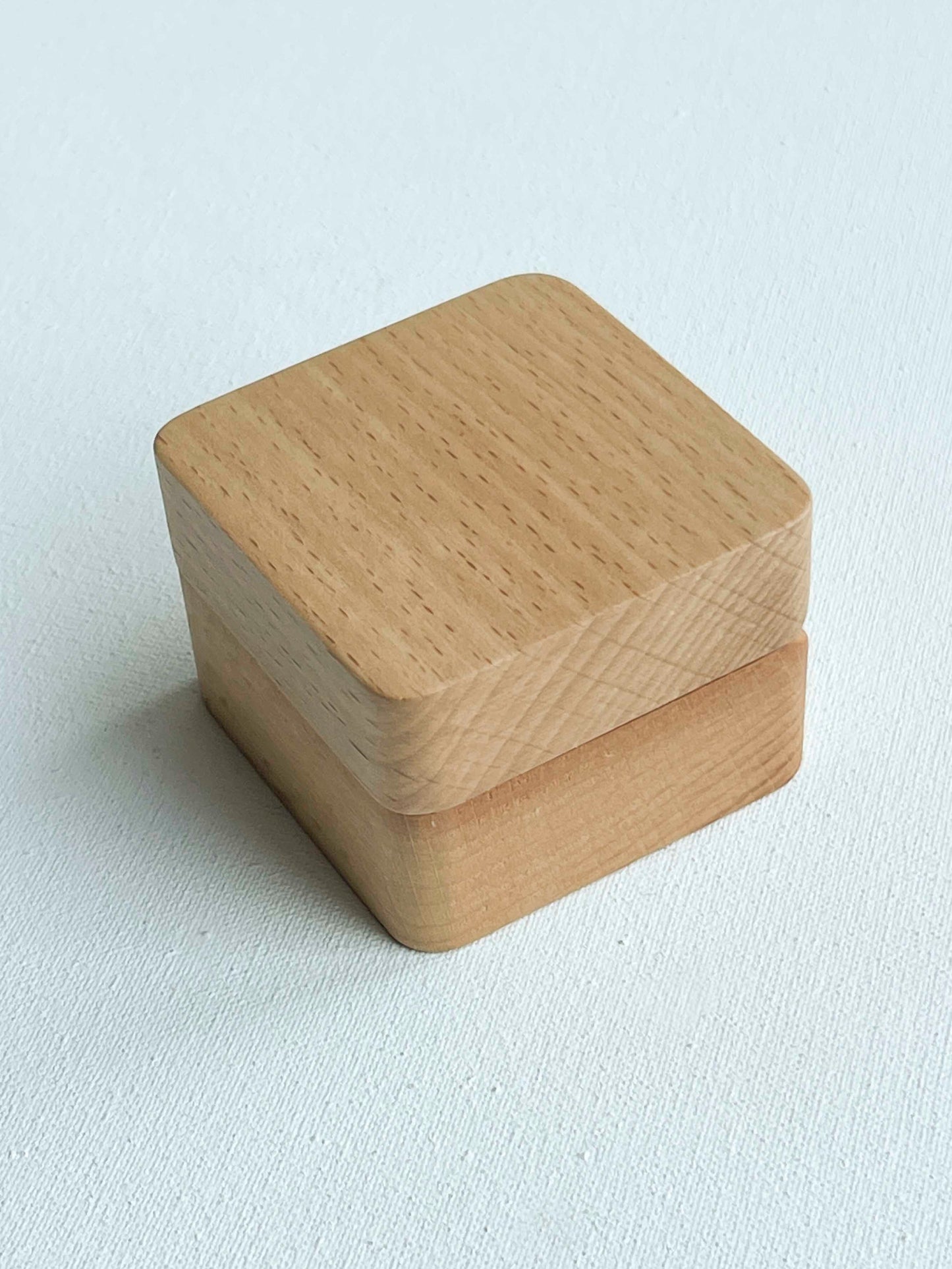 Дерев'яна коробочка для однієї каблучки (колір ольха)