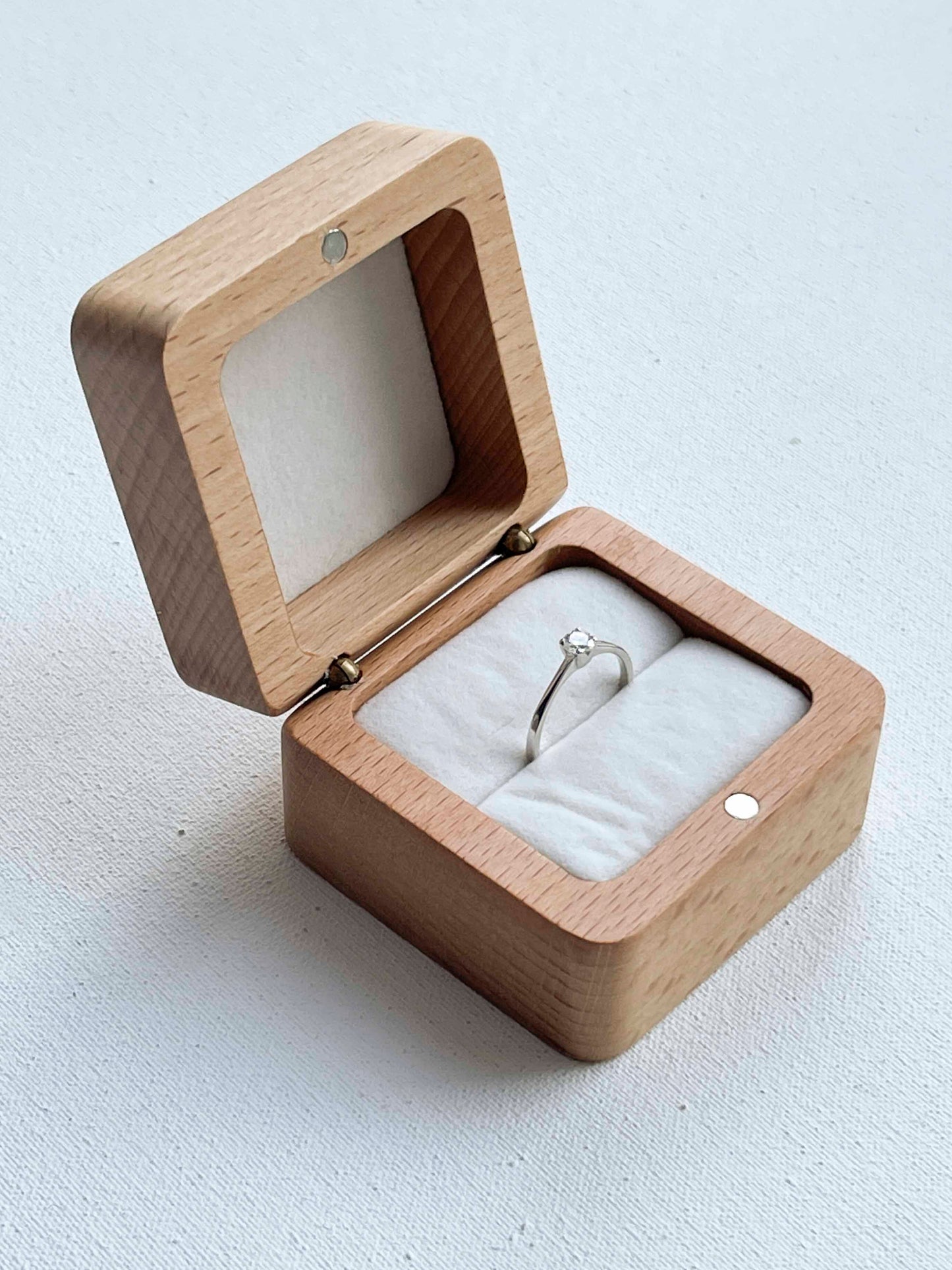 Дерев'яна коробочка для однієї каблучки (колір ольха)