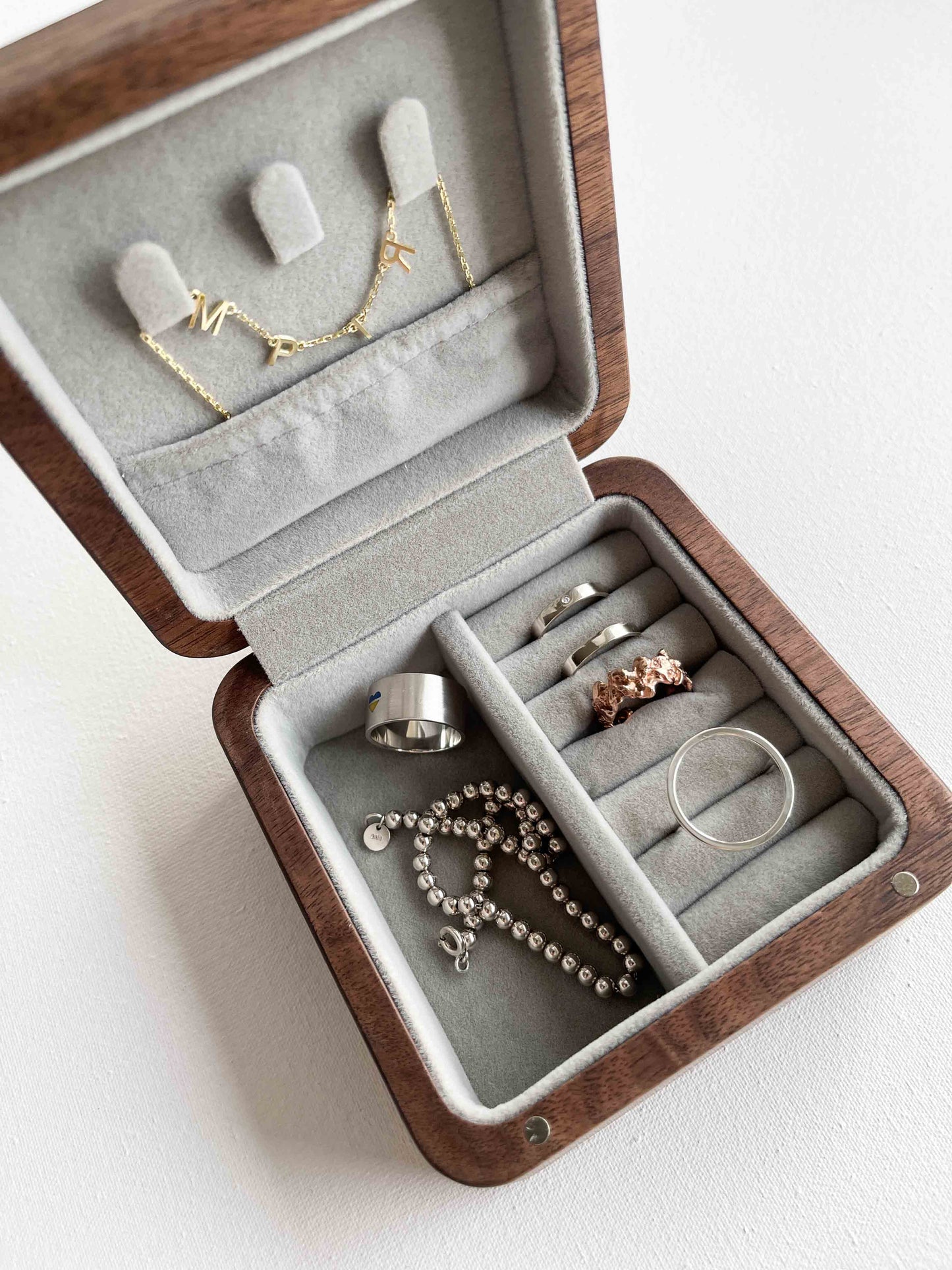 Дерев'яний органайзер для прикрас (10х10х5 см; колір горіх)