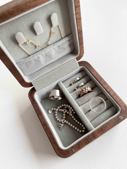 Дерев'яний органайзер для прикрас (10х10х5 см; колір горіх)