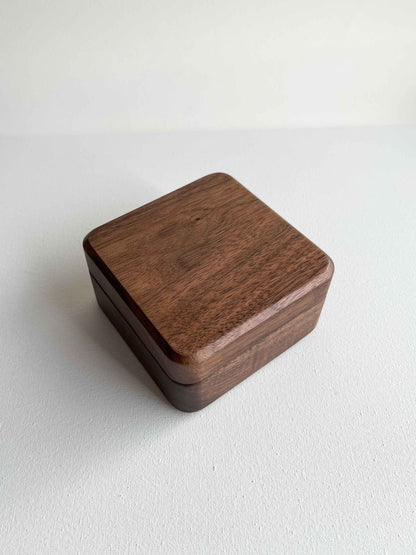 Дерев'яний органайзер для прикрас (10х10х5 см; колір горіх)