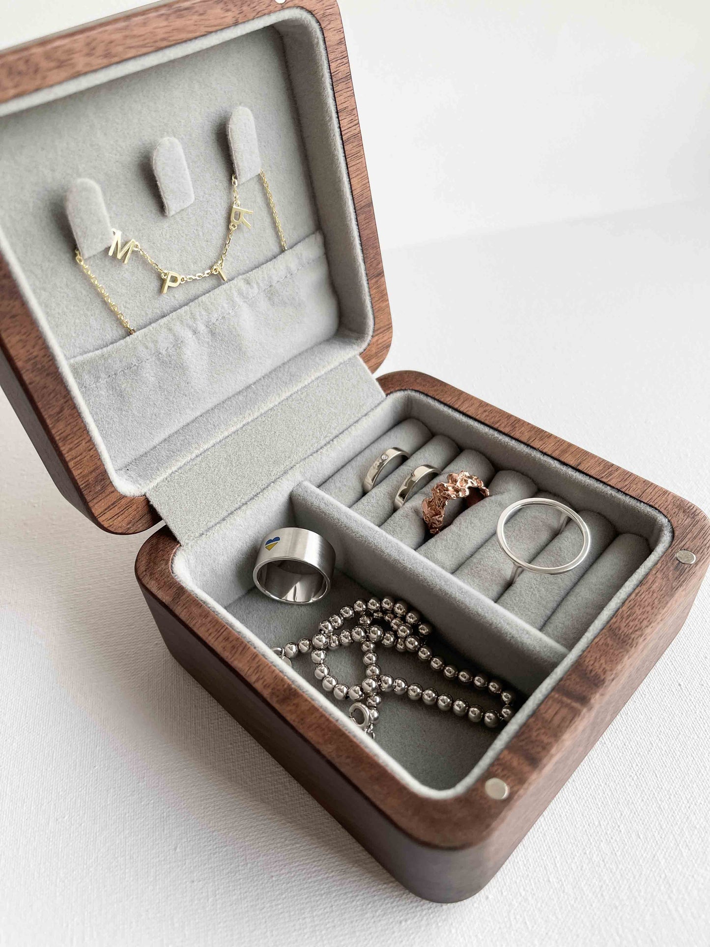 Дерев'яний органайзер для прикрас (10х10х5 см; колір горіх)