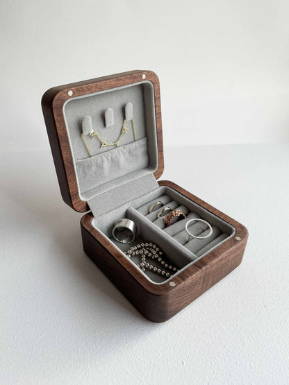 Дерев'яний органайзер для прикрас (10х10х5 см; колір горіх)