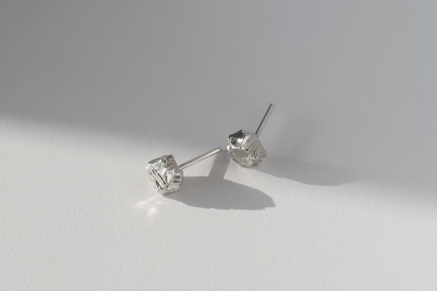 Сережки «Антрацит Донецького вугільного басейну» (6 мм) світлі