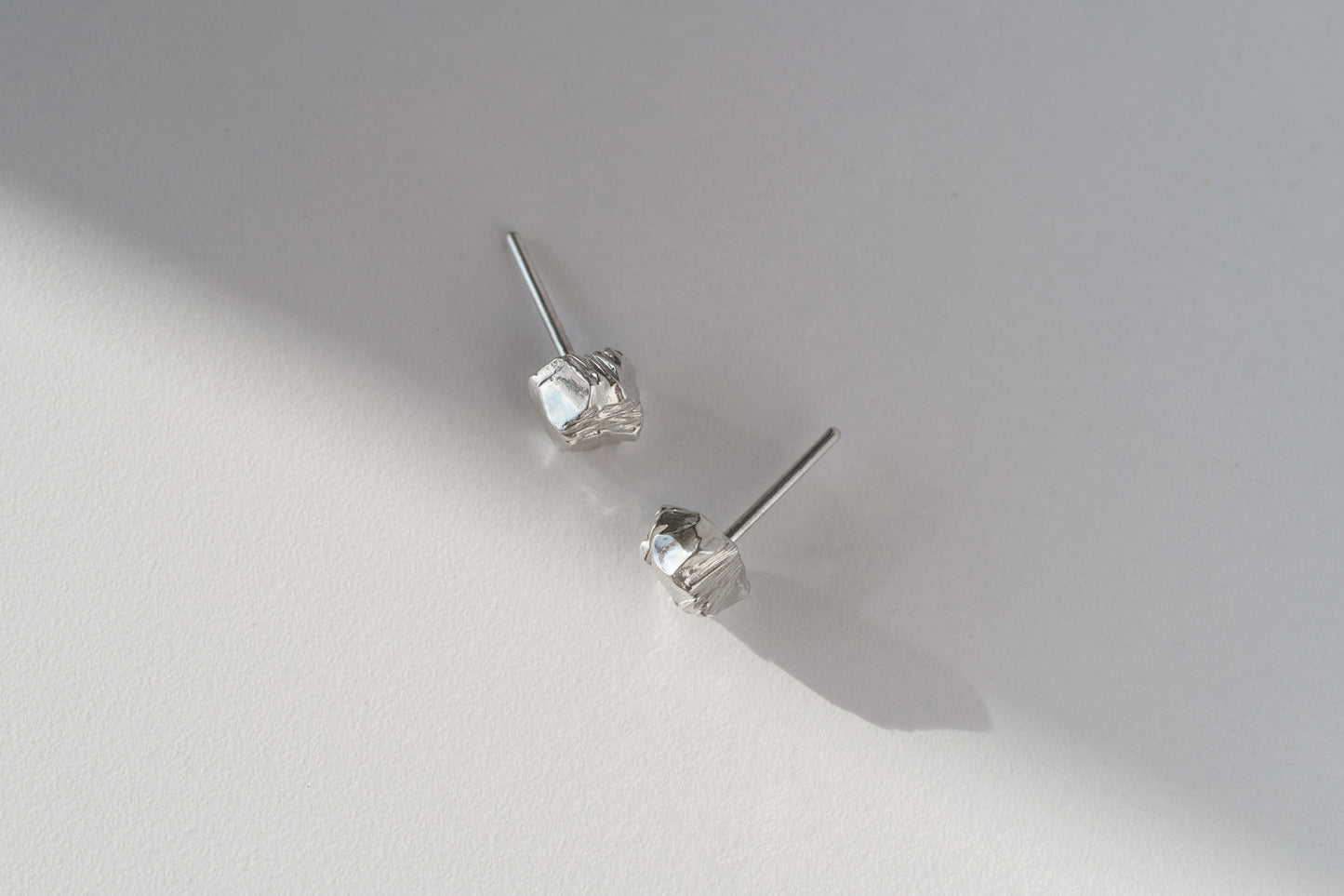 Сережки «Антрацит Донецького вугільного басейну» (6 мм) світлі