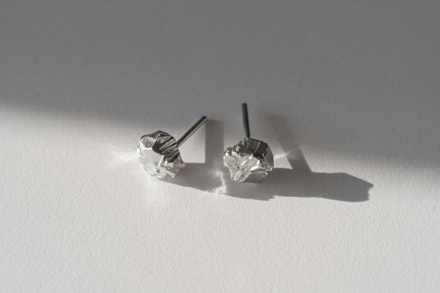 Сережки «Антрацит Донецького вугільного басейну» (6 мм) світлі