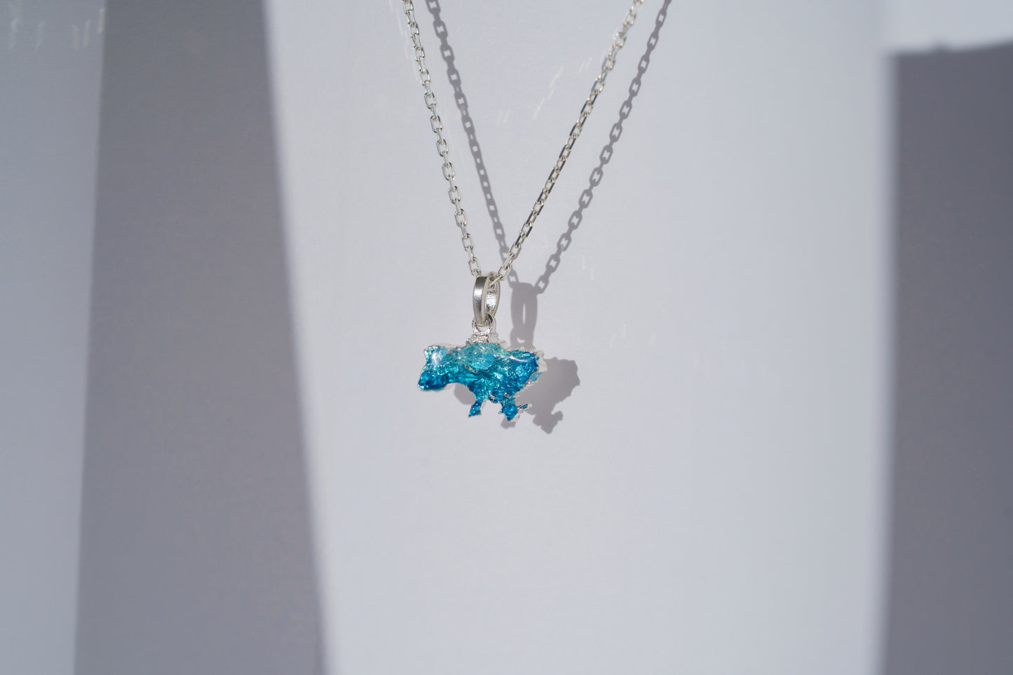 Кулон «Єдина» рельєфний зі смарагдовою емаллю