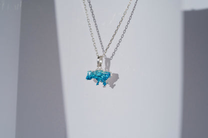 Кулон «Єдина» рельєфний зі смарагдовою емаллю