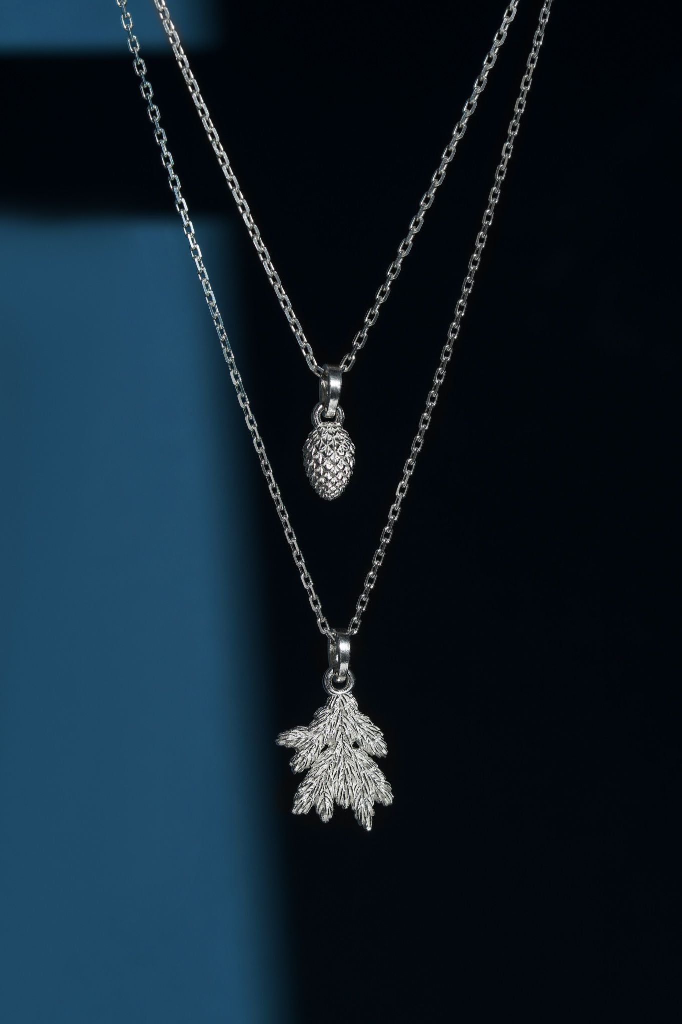 Кулон «Шишка смереки» світлий