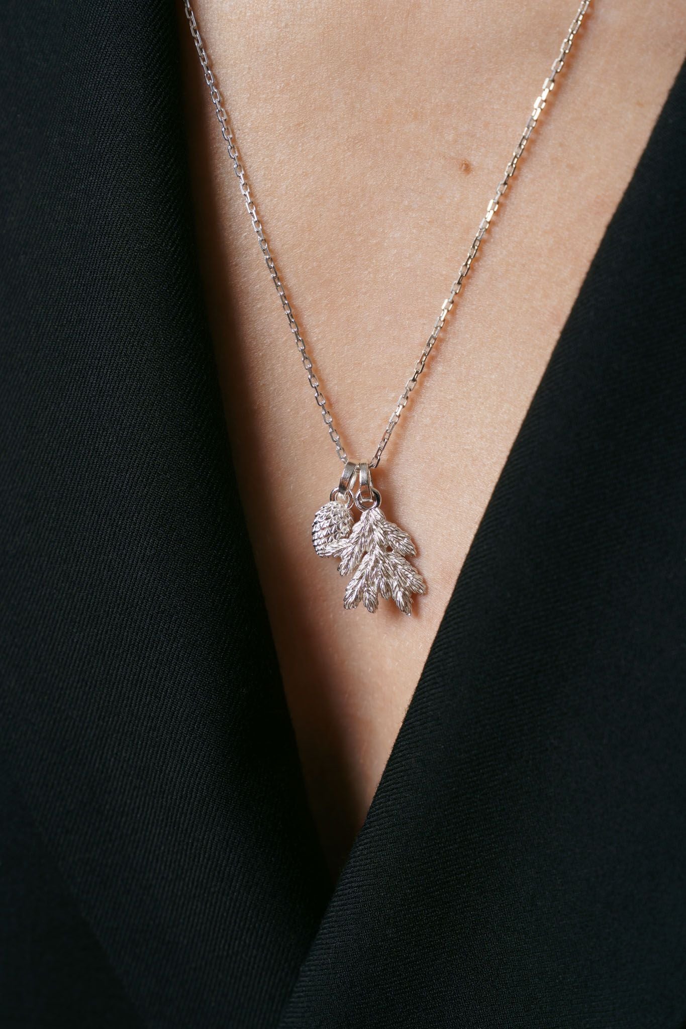 Кулон «Шишка смереки» світлий