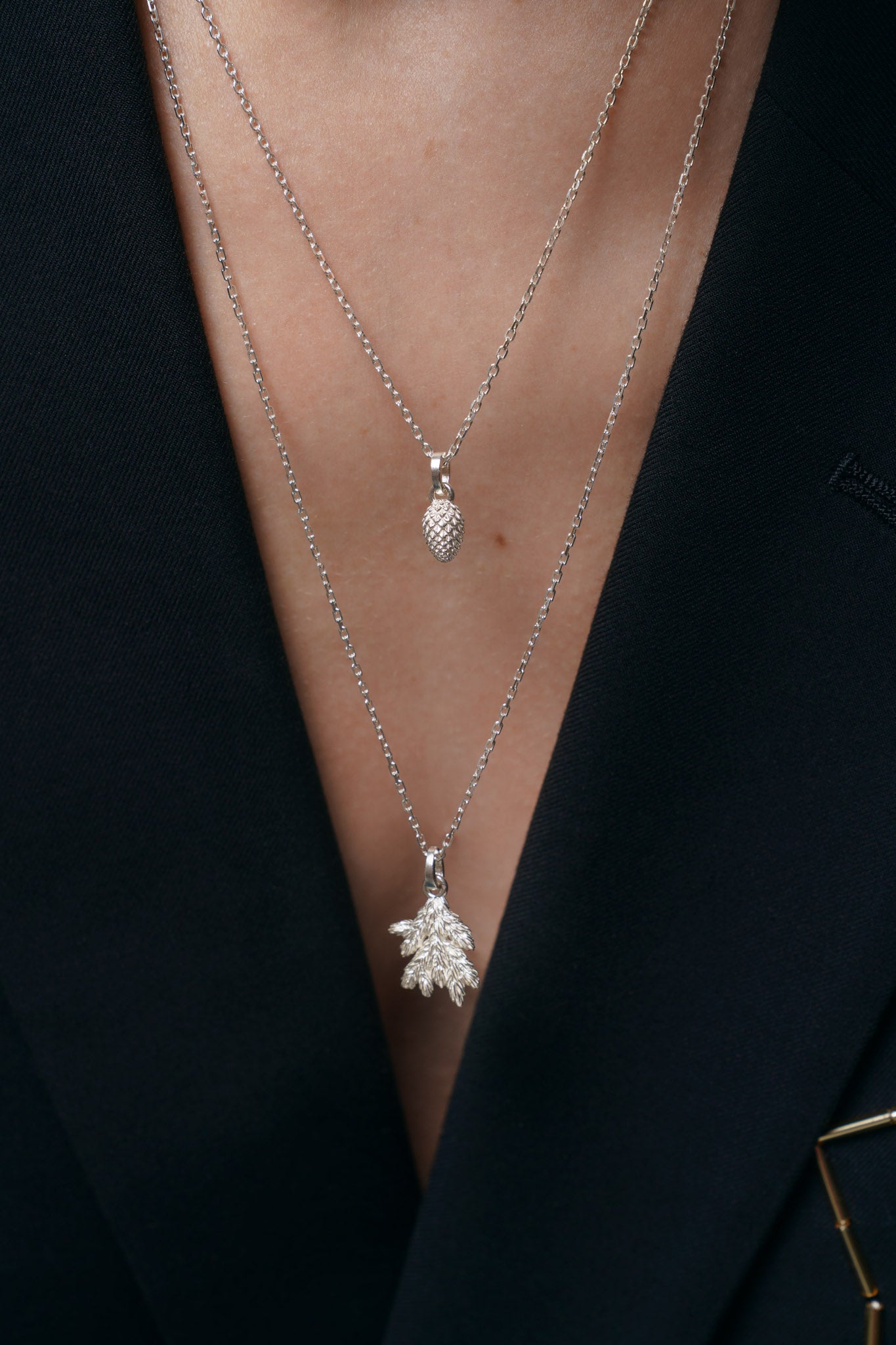 Сет кулонів «Гілка та шишка смереки» світлий