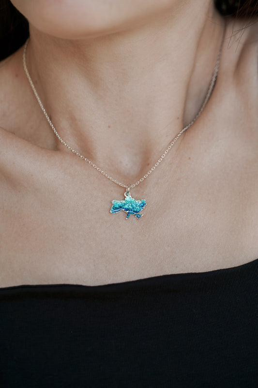 Кулон «Єдина» рельєфний зі смарагдовою емаллю