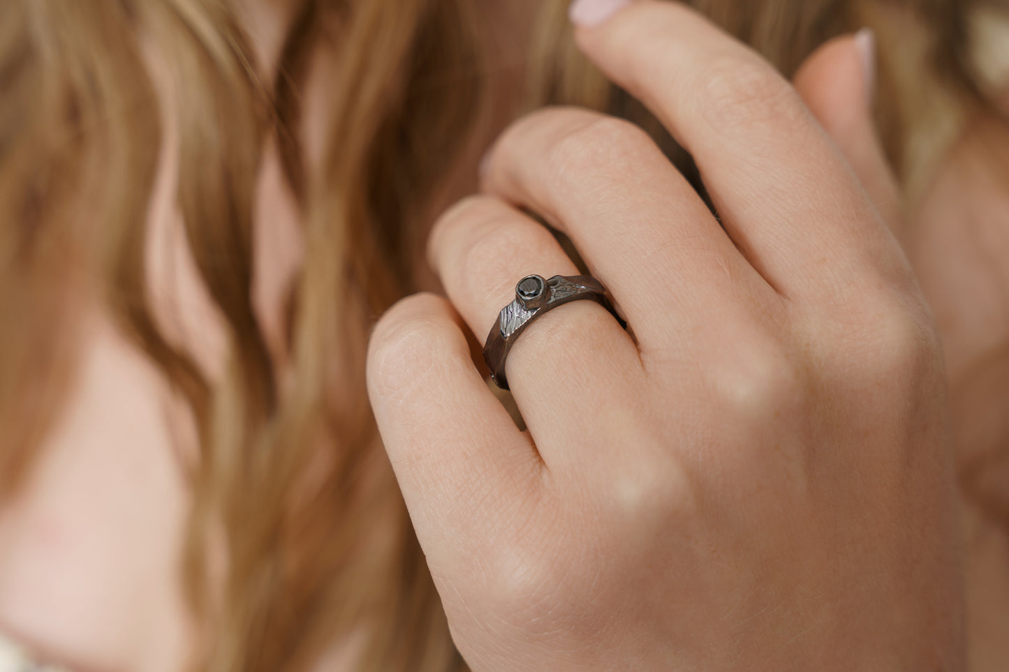 Каблучка «Антрацит Донецького вугільного басейну» темна (4 мм) з чорним фіанітом