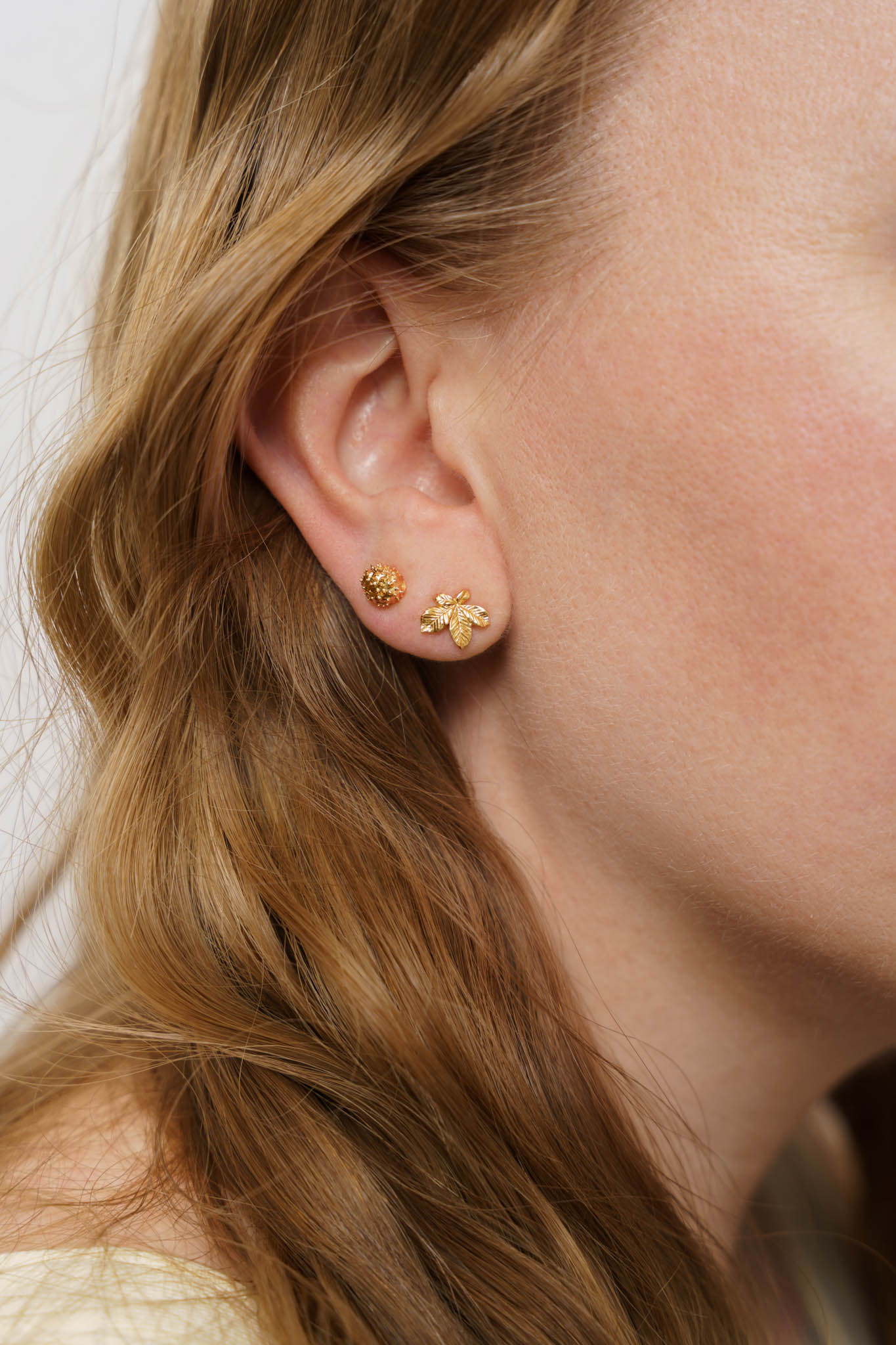 Комплект сережок «Горіх та лист каштану» (8 та 10 мм) світлі