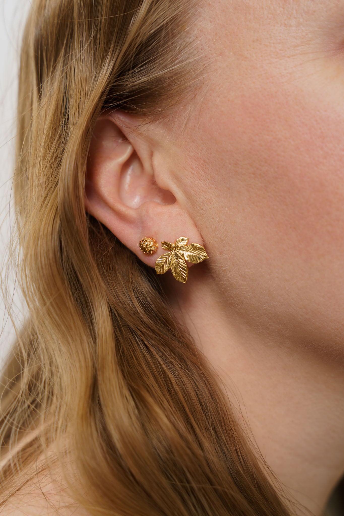 Комплект сережок «Горіх та лист каштану» (8 та 20 мм) світлі