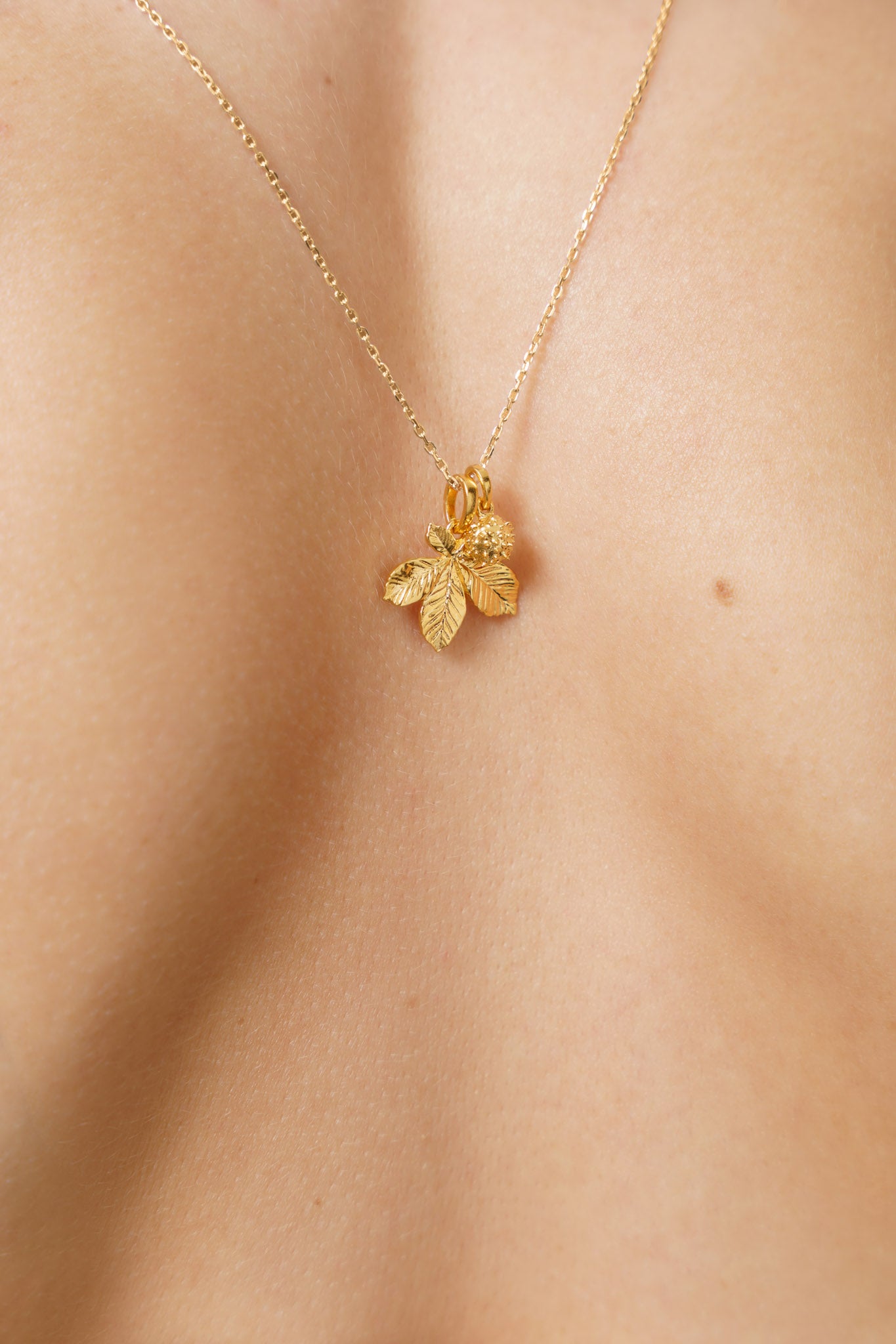 Сет кулонів «Горіх та лист каштану» 20 мм світлі